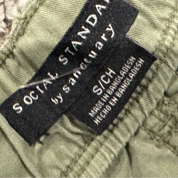 Social Standard by Sanctuary Casual Olive Women's Cargo Shorts - Picture 4 of 6